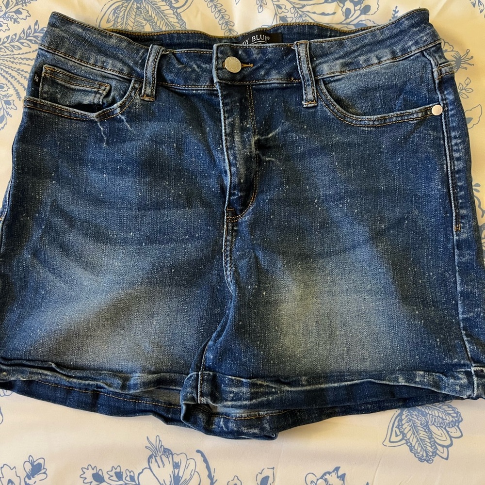 Judy Blue splattered denim shorts - Picture 6 of 8